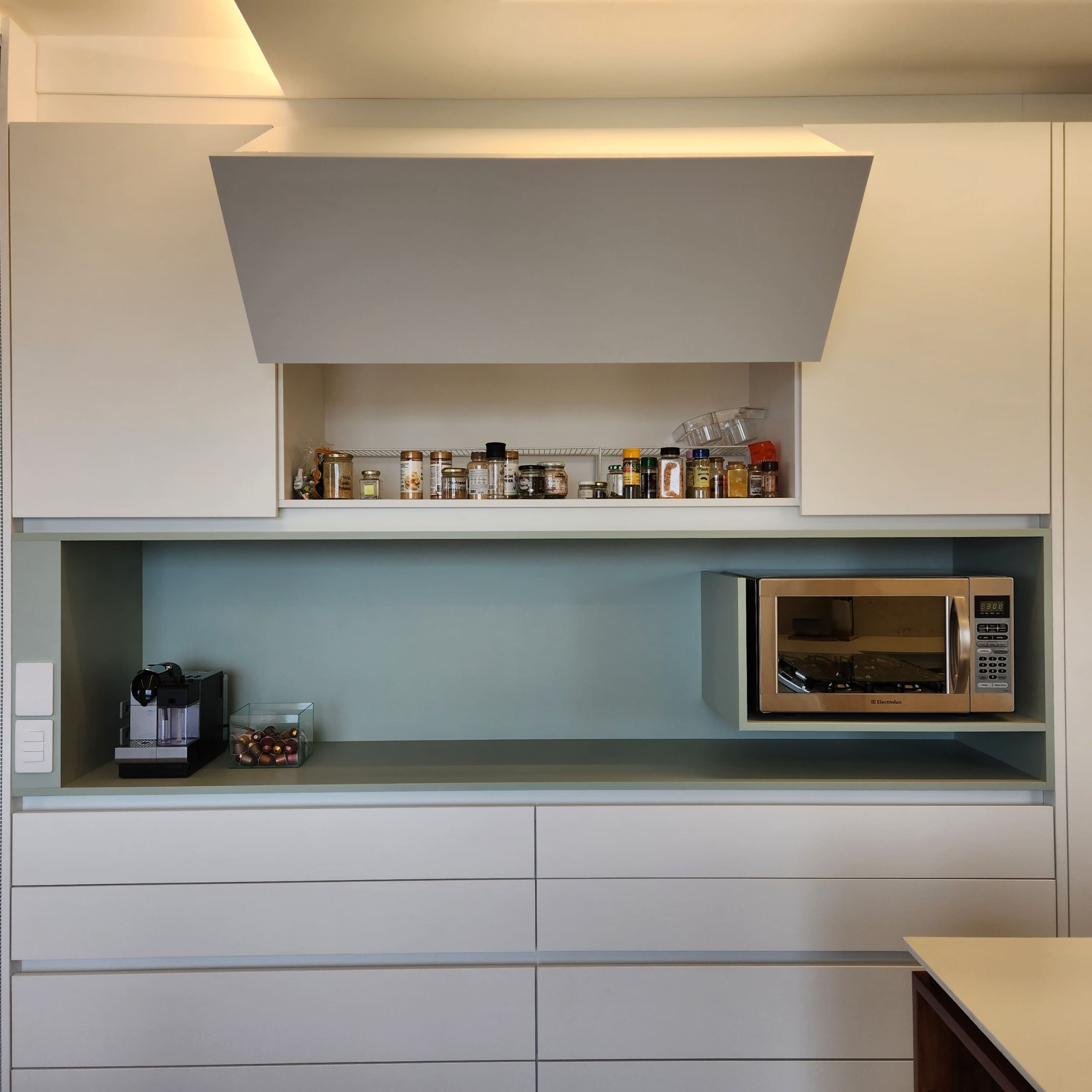 móveis sob medida de copa com armário com porta articulada planejado em cozinha, feito por uma marcenaria em curitiba