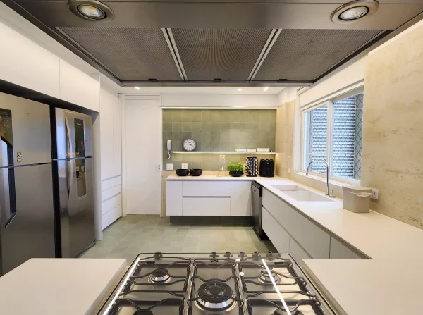 móveis sob medida de uma cozinha minimalista, feito por uma marcenaria em curitiba, com design úncio