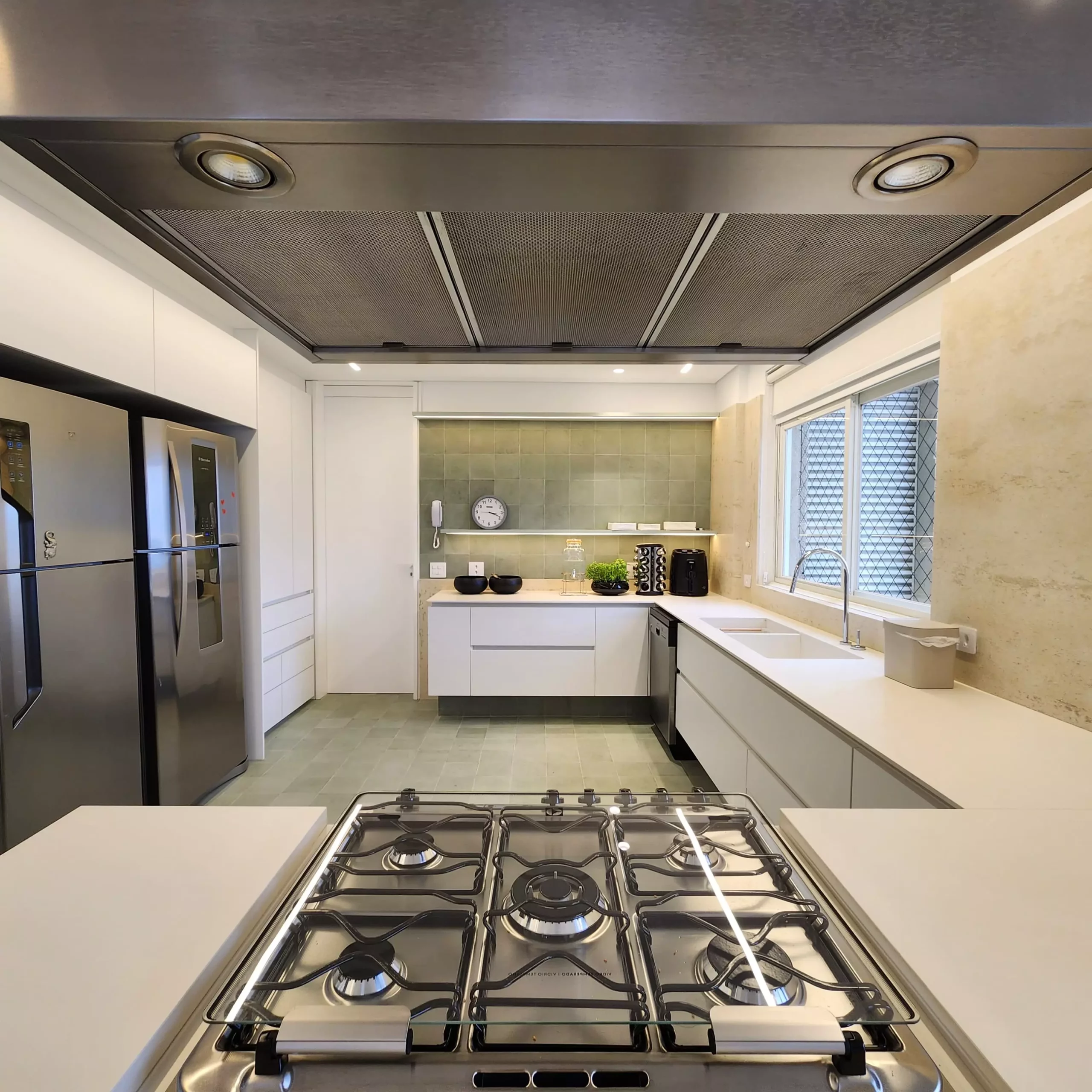 móveis sob medida de uma cozinha minimalista, feito por uma marcenaria em curitiba, com design úncio