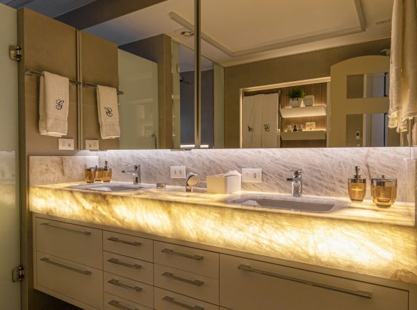 banheiro com pedra ônix e iluminação LED