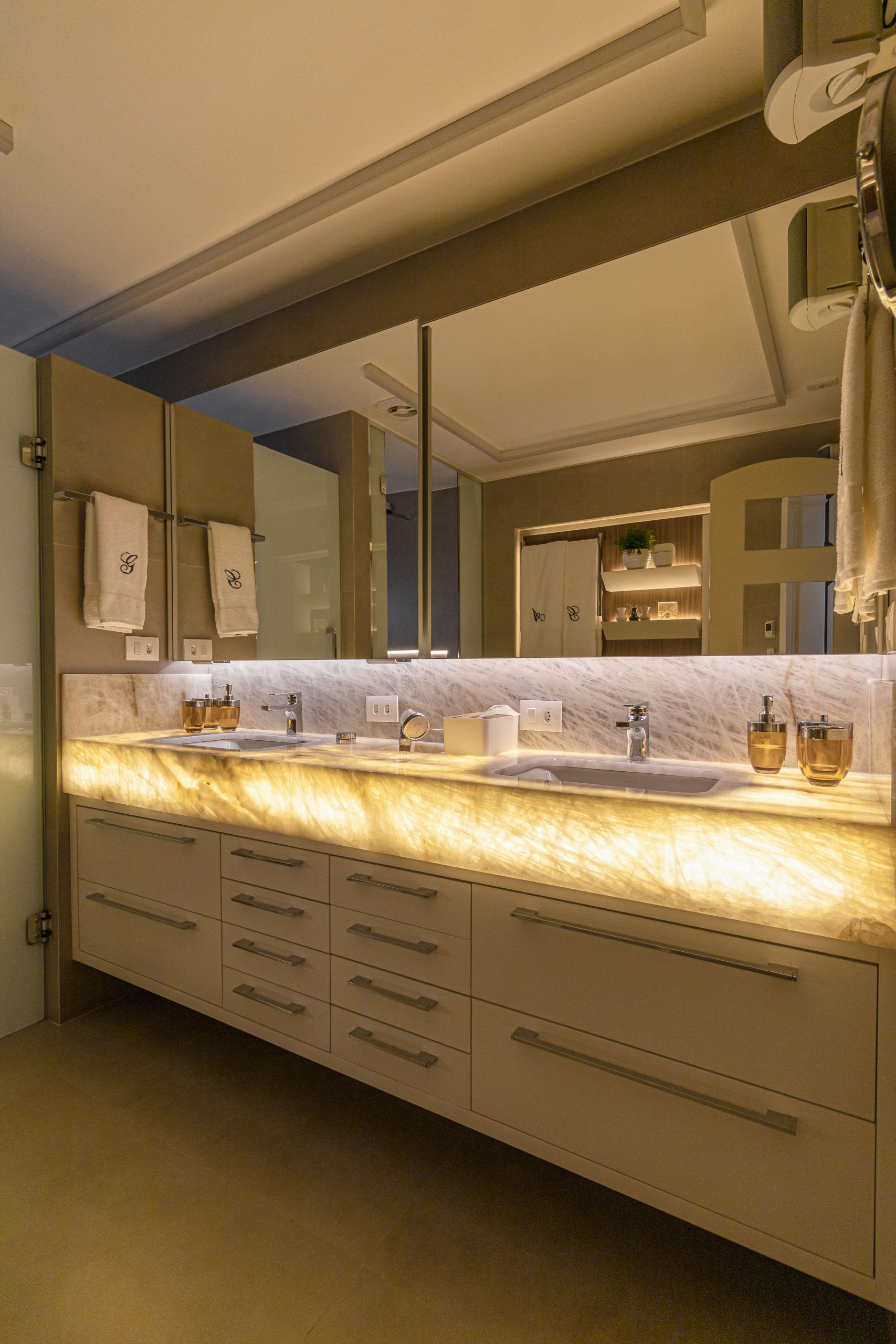 banheiro com pedra ônix e iluminação LED