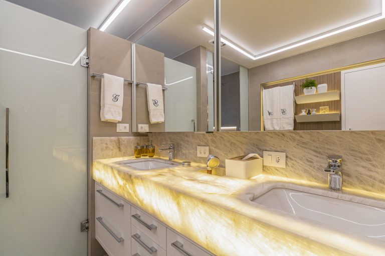 banheiro com pedra ônix e iluminação LED, marcenaira sob medida em Curitiba